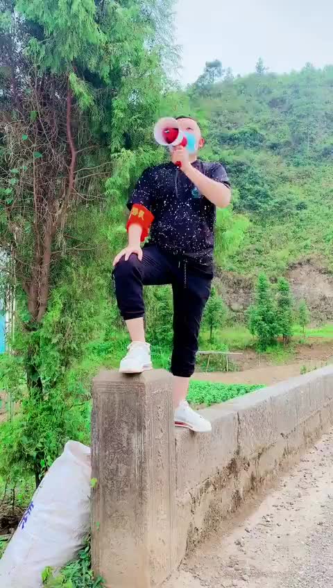 双峰县疫情防控“硬核喊话”——双峰县短视频协会志愿者（视频来源@双峰县短视频Lisa ）