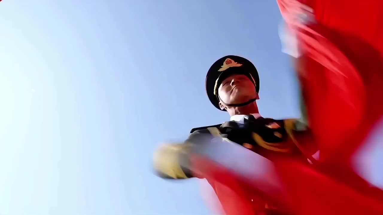 《红旗映山河》